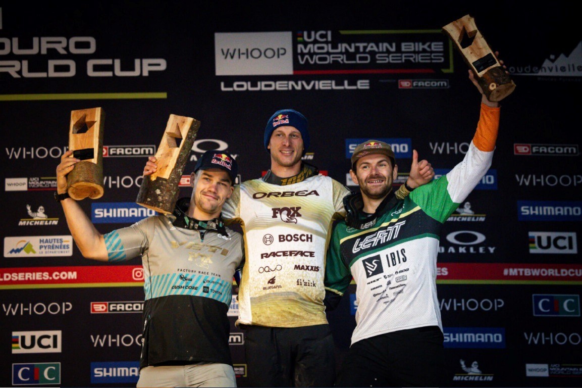 podium 2 men.jpg?VersionId=vfJrN.meg4VpoV7aDw8
